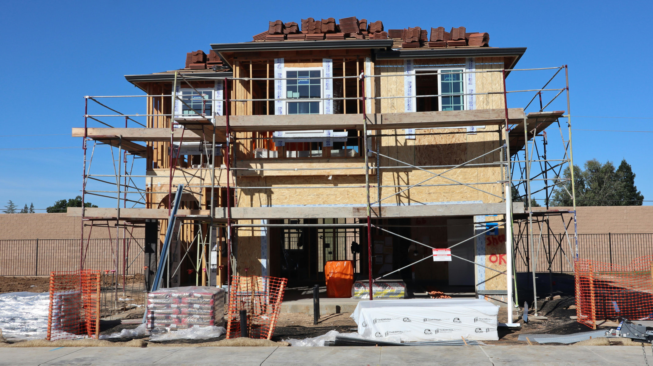 Artisan au travail sur un chantier